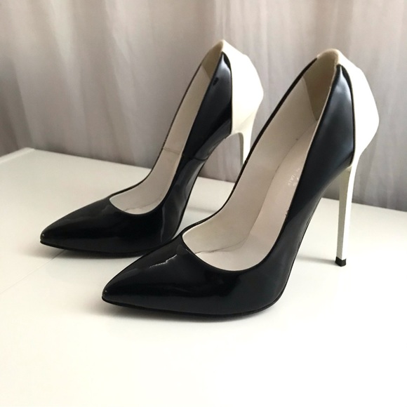 1969 Made in Italy Split Black/White Patent Leather Heels - Picture 2 of 9